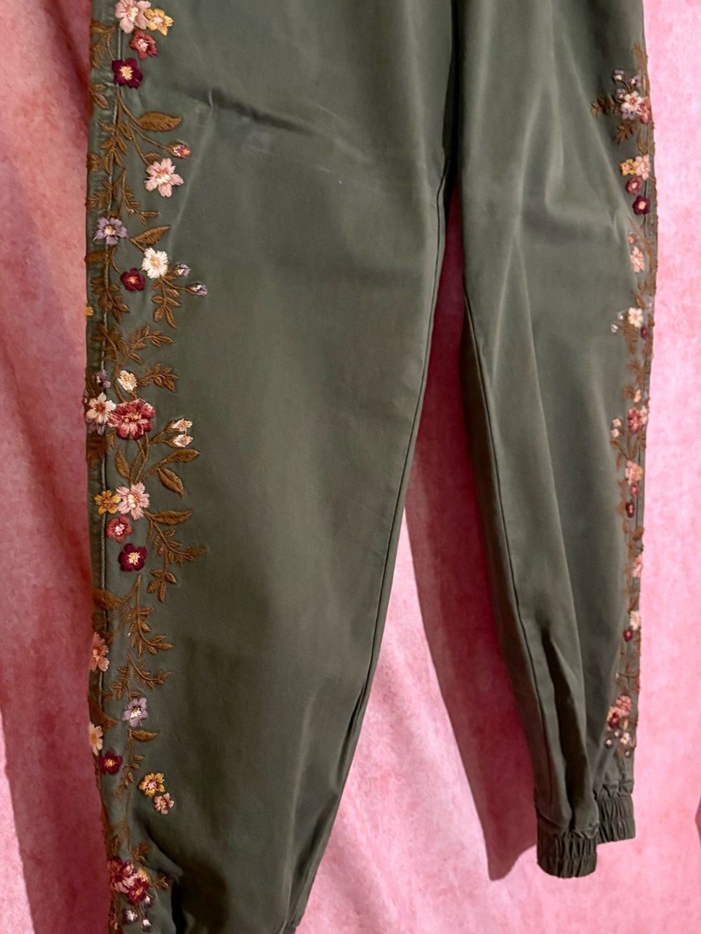 DRIFTWOOD Olive Green Embroidered Floral Joggers. Elasticized waist & cuffs. XL.
